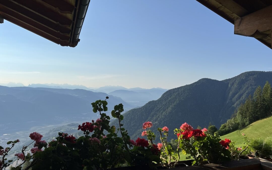 Balkon auf einem Bergbauernhof mit dem Blick ins Etschtal